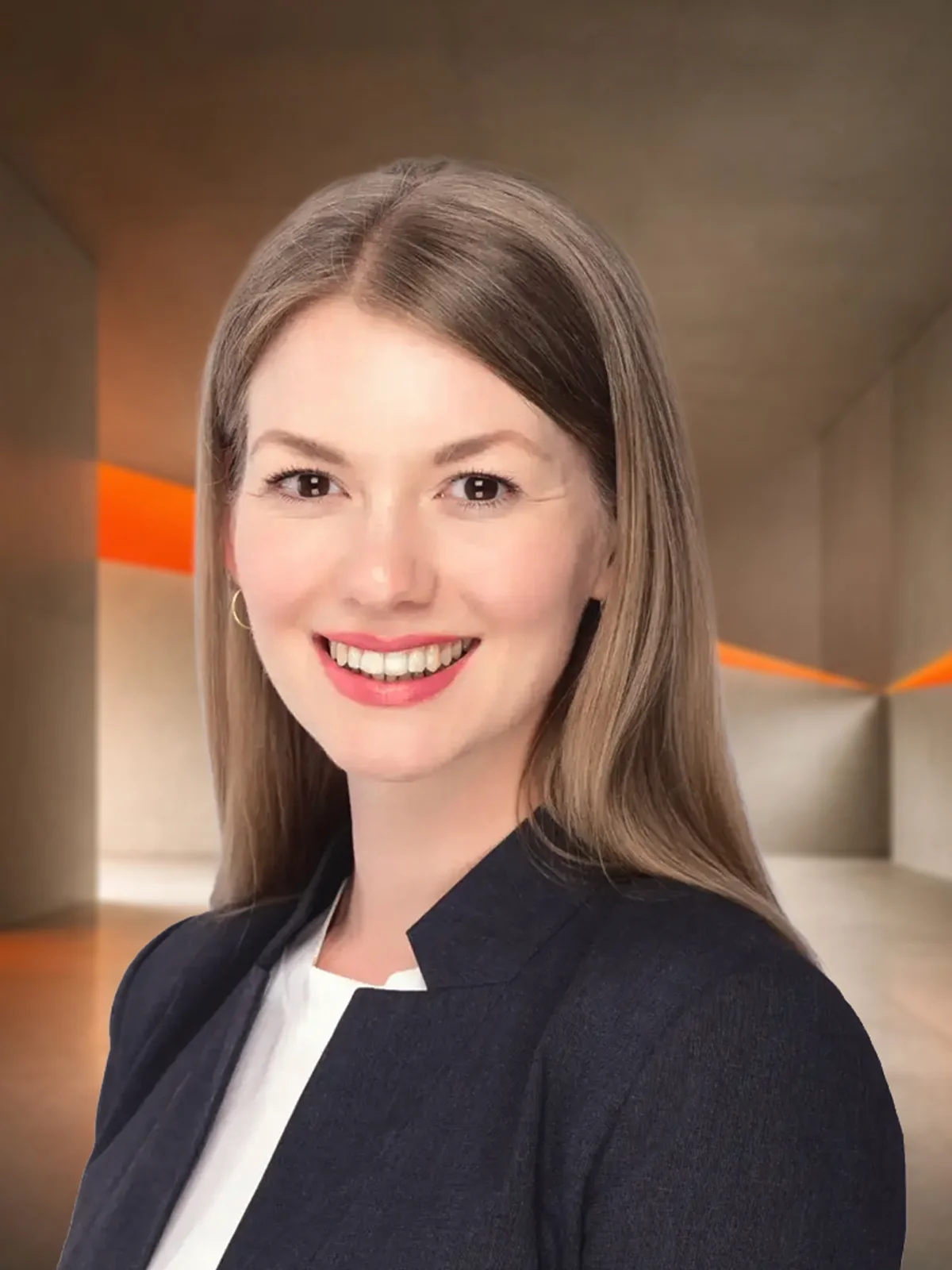 Portraitaufnahme vor einer Betonwand mit Lichtstrahlen — Platzhalter