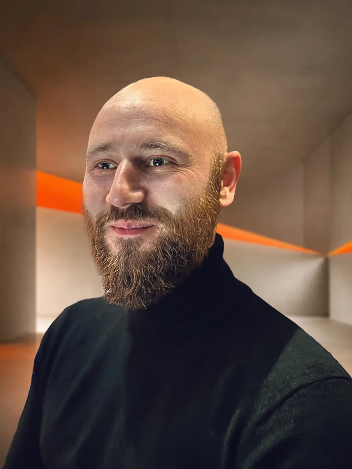 Janosch Grellner vor einer Betonwand