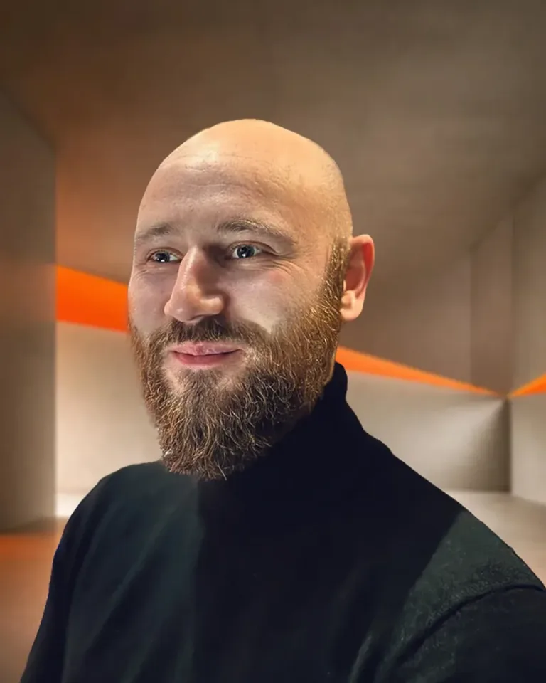 Janosch Grellner in front of a concrete wall